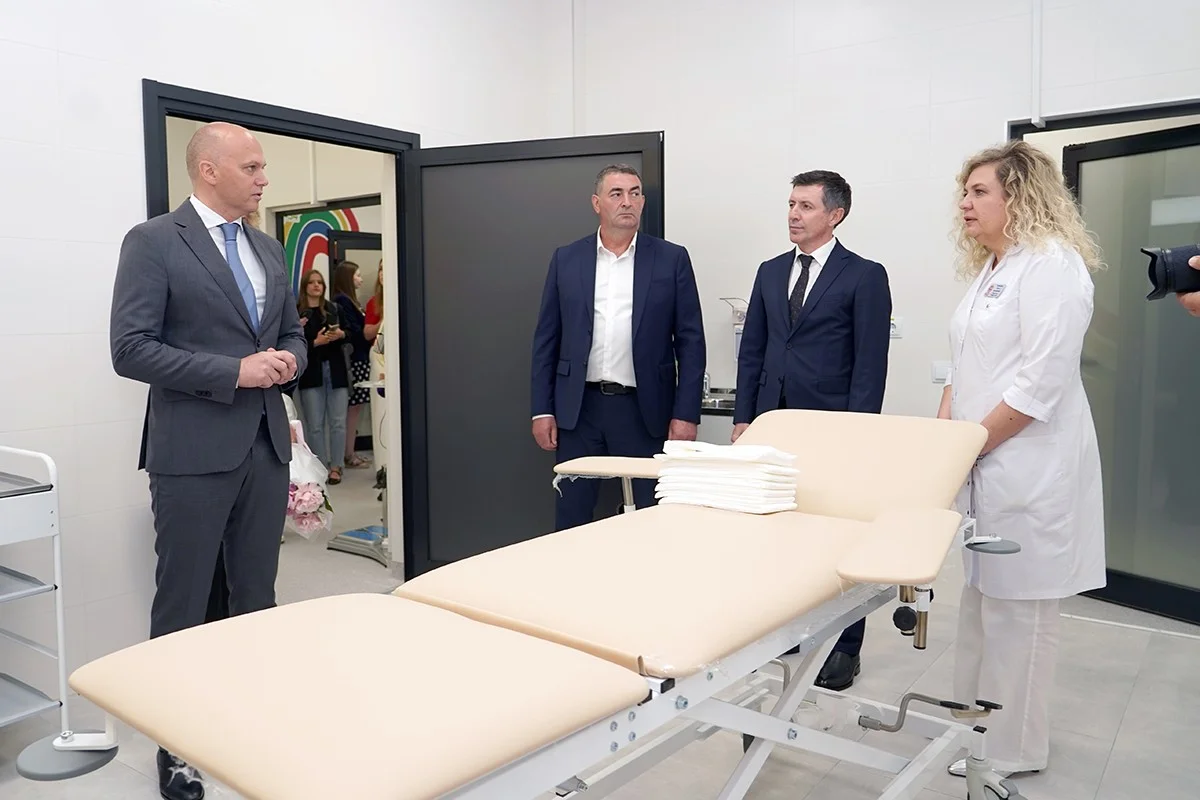 Алексей Беспрозванных посетил открытие детской поликлиники на Молодой Гвардии