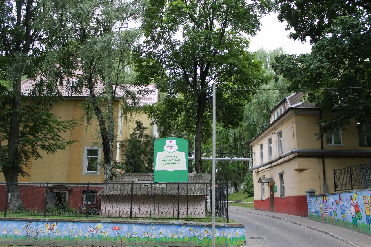 Врачи Детской областной больницы спасли сбитую локомотивом одиннадцатилетнюю девочку